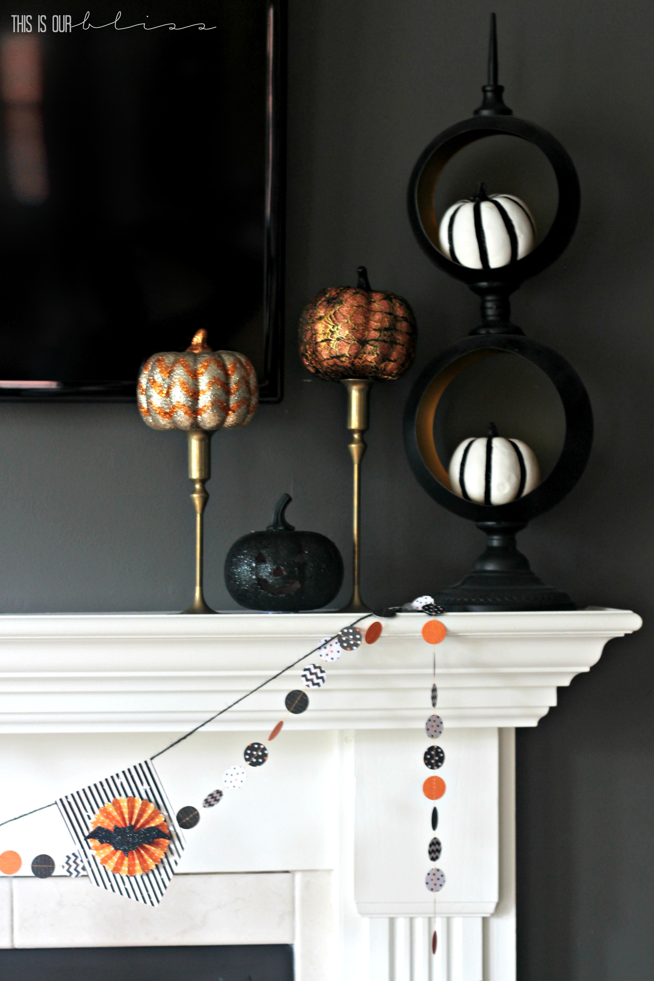 [Last-Minute Decorating] Simple Halloween Mantel - This is our Bliss